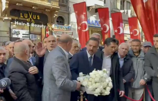 Taksim'de açıklama yapan İYİ Partili heyete vatandaştan tepki: Sabahtan beri hepiniz gülüyorsunuz, utanın Taksim'de açıklama yapan İYİ Partili heyete vatandaştan tepki: Sabahtan beri hepiniz gülüyorsunuz, utanın