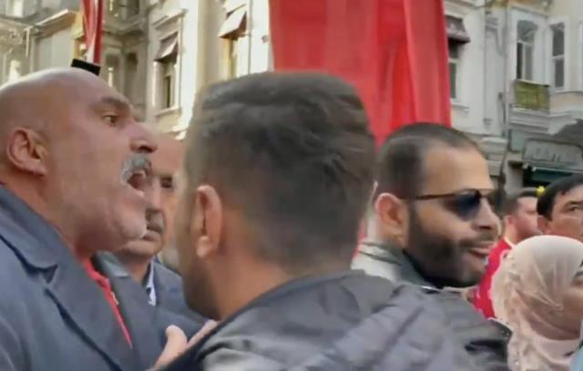 Taksim'de açıklama yapan İYİ Partili heyete vatandaştan tepki: Sabahtan beri hepiniz gülüyorsunuz, utanın Taksim'de açıklama yapan İYİ Partili heyete vatandaştan tepki: Sabahtan beri hepiniz gülüyorsunuz, utanın