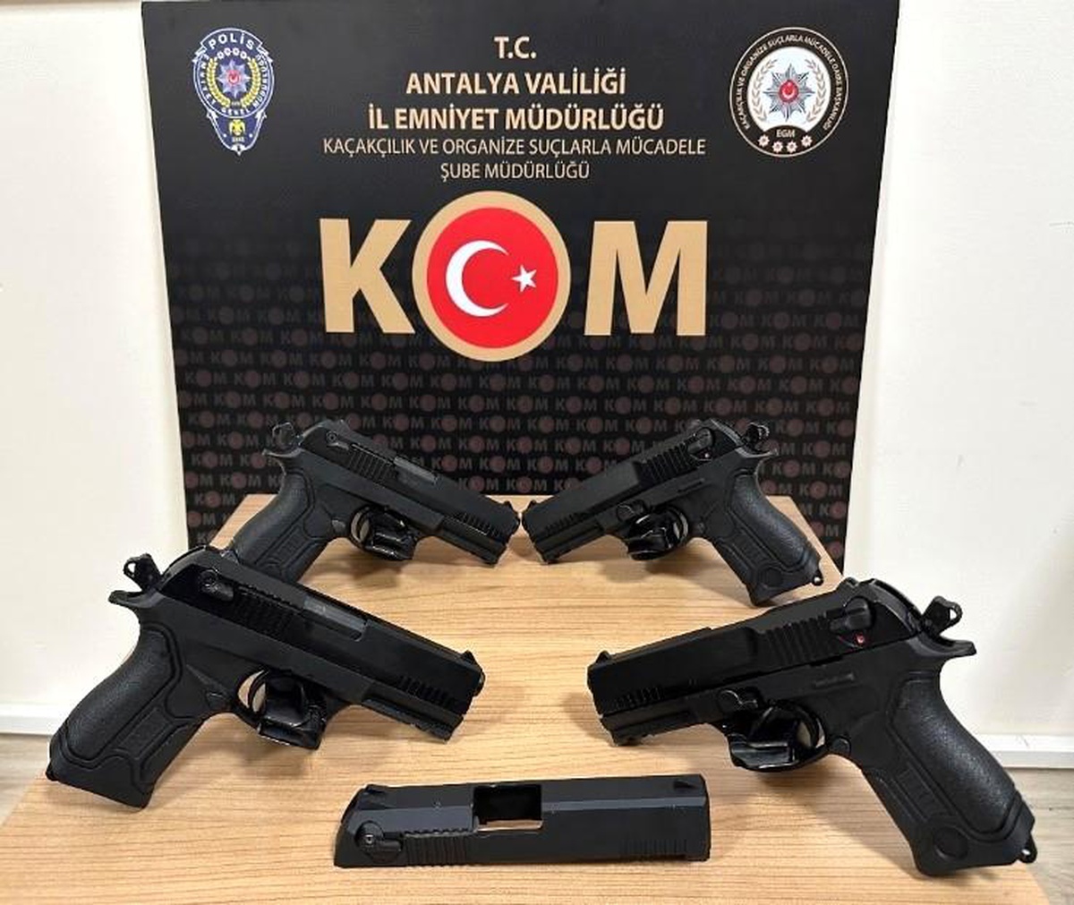 Uygulama noktasında durdurulan araçta 4 ruhsatsız tabanca bulundu