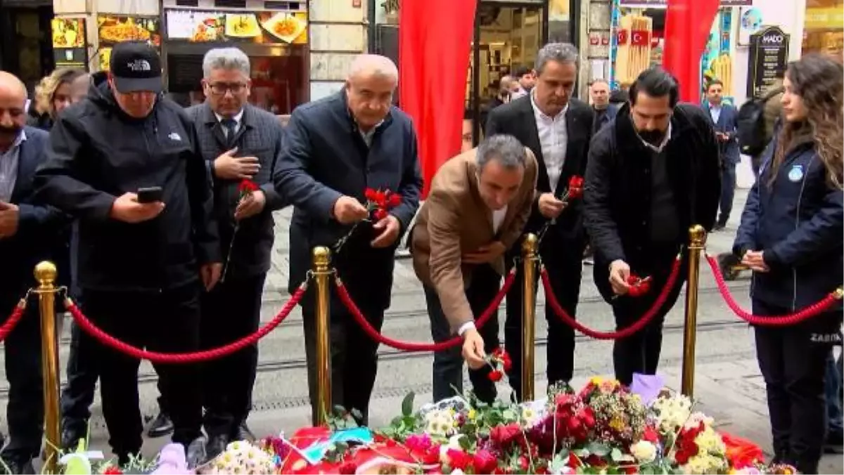 ALEVİ DERNEKLERİ ÜYELERİ SALDIRI NOKTASINA KARANFİL BIRAKTI