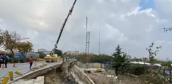 Bakırköy'de pazar yeri inşaatı sırasında yol kenarındaki istinat duvarı çöktü