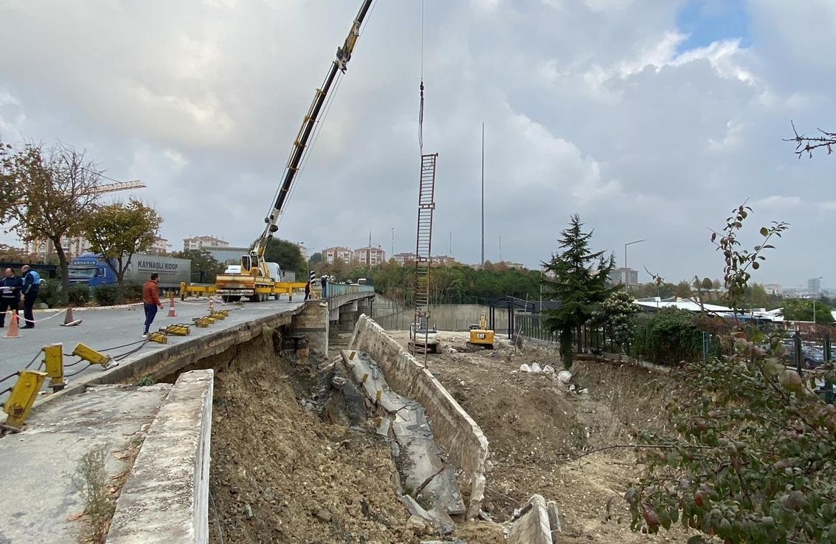 Bakırköy'de pazar yeri inşaatı sırasında yol kenarındaki istinat duvarı çöktü