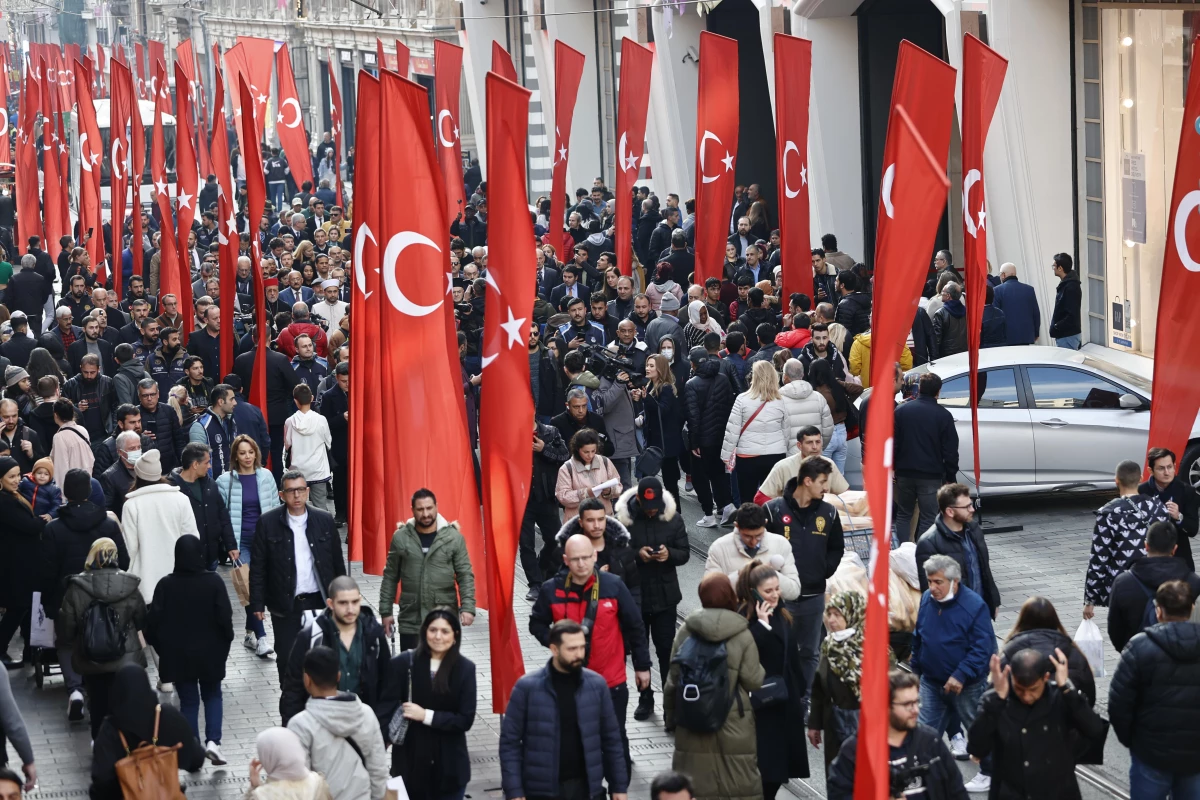 Beyoğlu\'nda "İstiklal Bizim" birlik ve beraberlik yürüyüşü düzenlendi