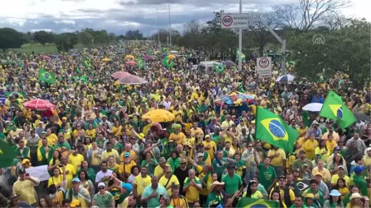 Bolsonaro yanlıları, Brezilya\'nın başkentinde askeri müdahale çağrısıyla gösteri düzenledi.