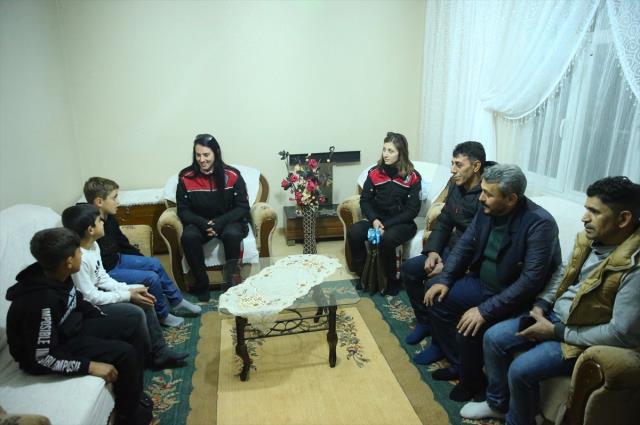 Çalındı sanılan Türk bayrağını milli takıma gönül veren çocukların aldığı belirlendi Çalındı sanılan Türk bayrağını milli takıma gönül veren çocukların aldığı belirlendi