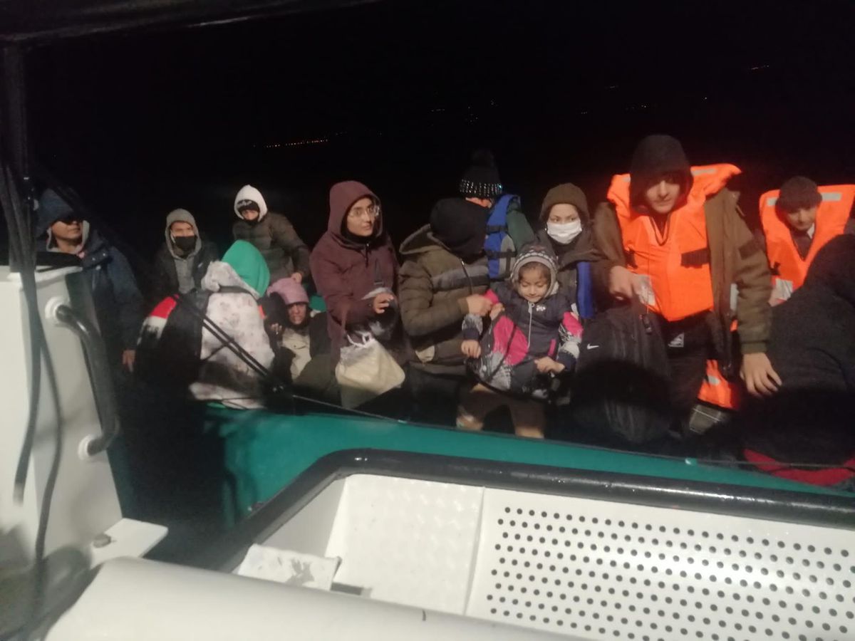 Çanakkale\'de Türk kara sularına itilen 38 düzensiz göçmen kurtarıldı