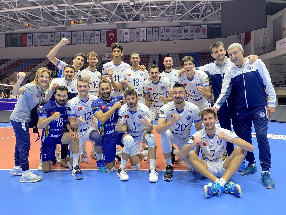 Cev Voleybol Cup: Arkas Spor: 3 Caruur Volley: 1