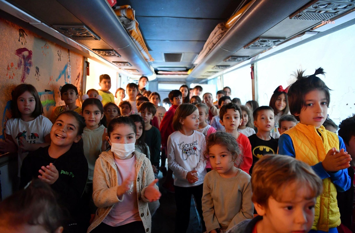 Çocuklar, Konyaaltı Belediyesi\'nin Tiyatro Otobüsü\'nü Sevdi