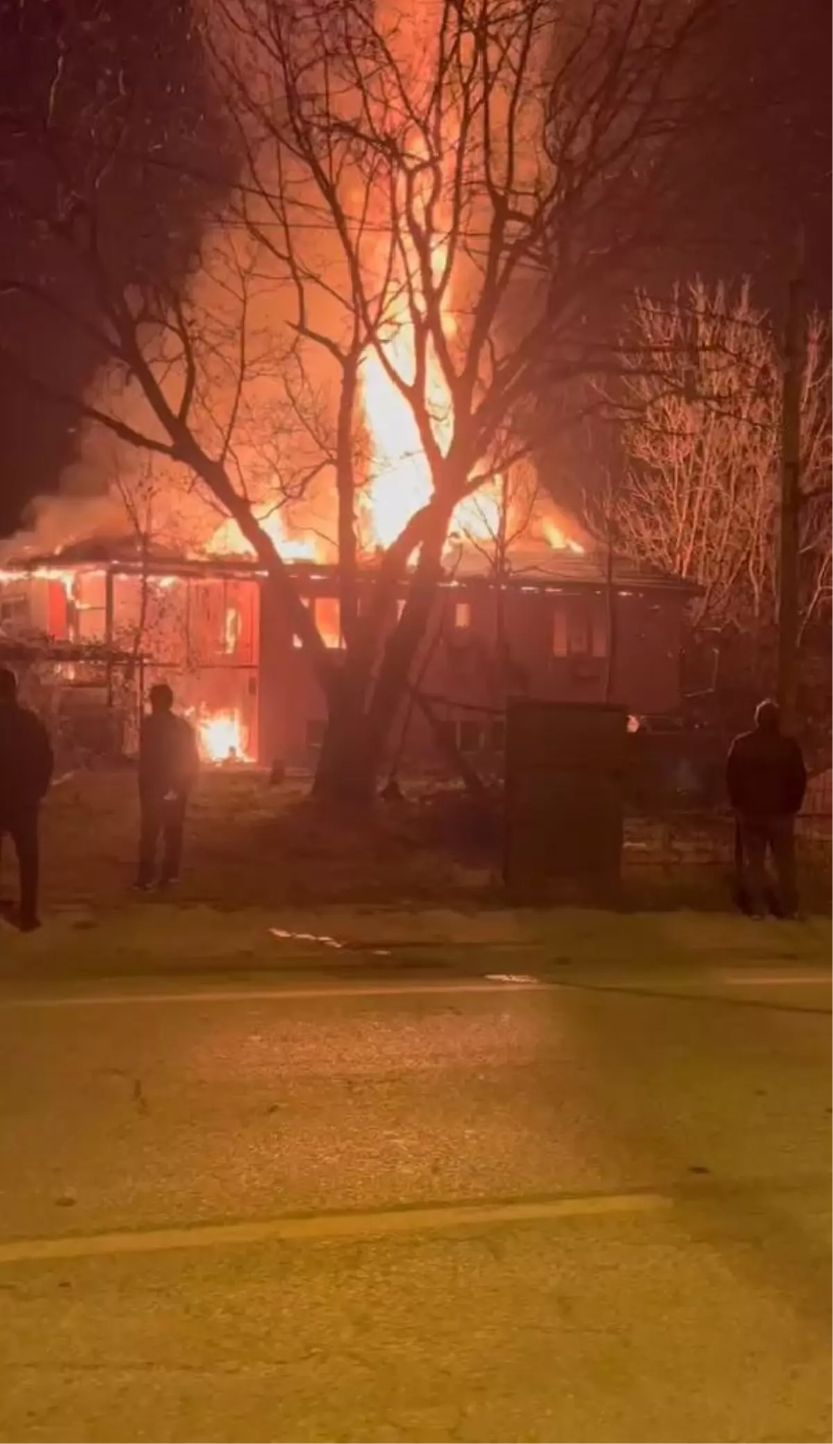 Düzce'de 2 katlı ev, alev alev yandı