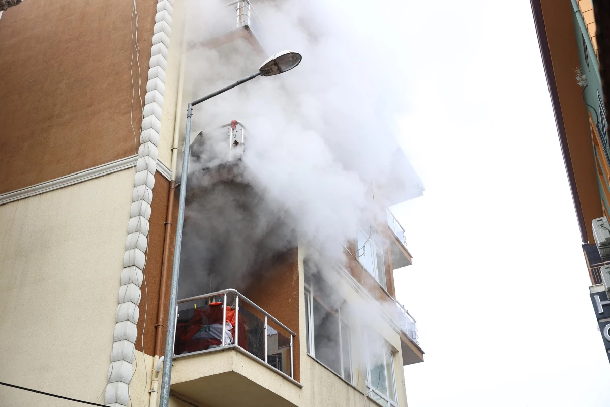 Edirne\'de ev yangınında dumandan etkilenen kadın hastaneye kaldırıldı