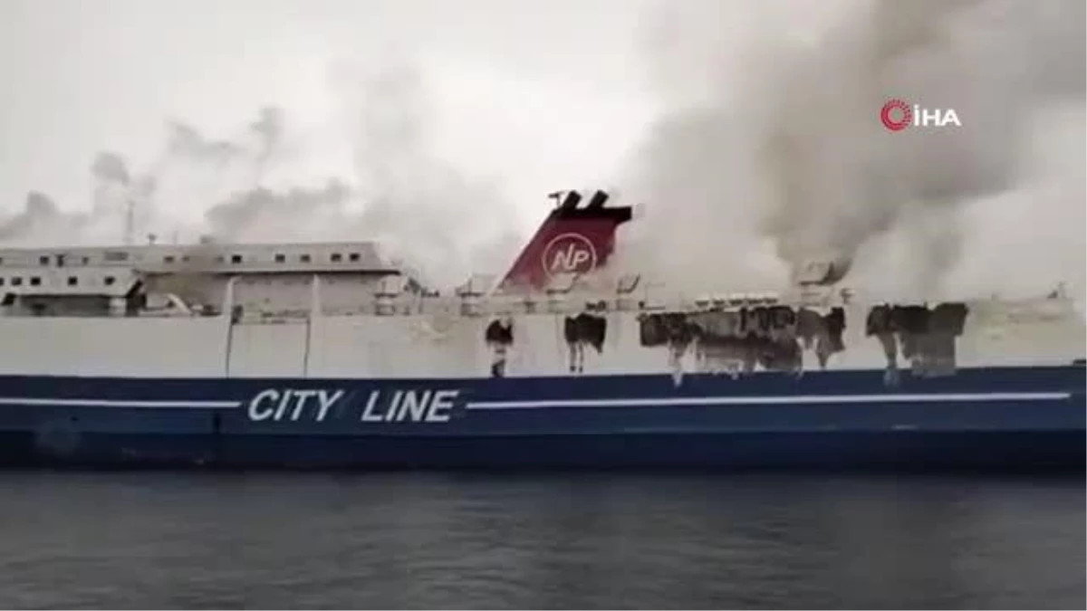 Endonezya\'da turist gemisinde yangın
