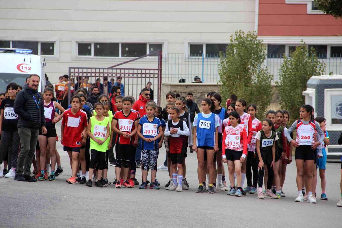 Erzurum'da atletizm kros yarışları düzenlendi