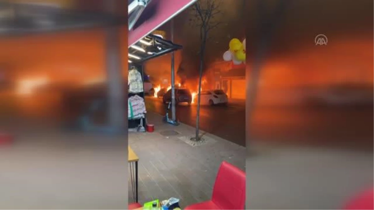 Fatih\'te otomobilde çıkan yangın, park halindeki 4 araca sıçradı