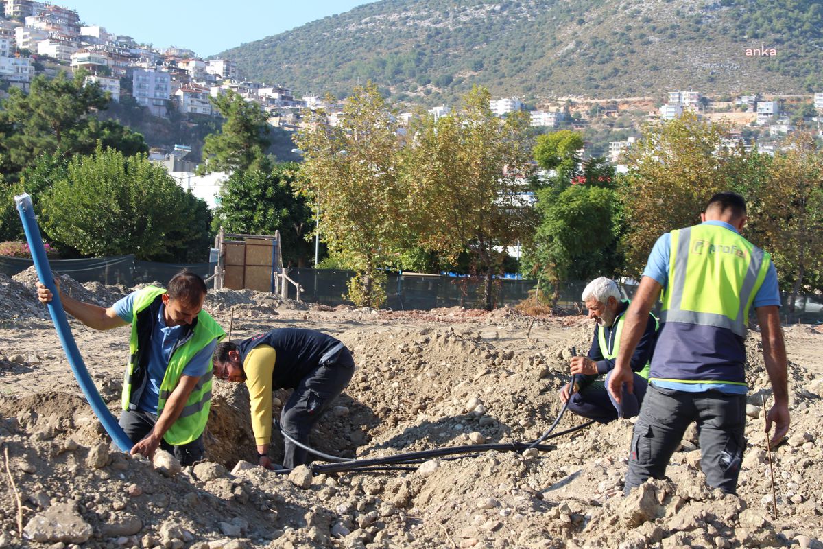 Finike Cumhuriyet Meydanı Çalışmaları Devam Ediyor