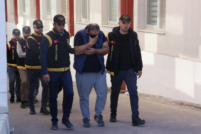 Fuhuş şebekesine şafak baskını! 'Karpuz tarlasında bekliyorum' şifresiyle haberleşmişler Fuhuş şebekesine şafak baskını! 'Karpuz tarlasında bekliyorum' şifresiyle haberleşmişler