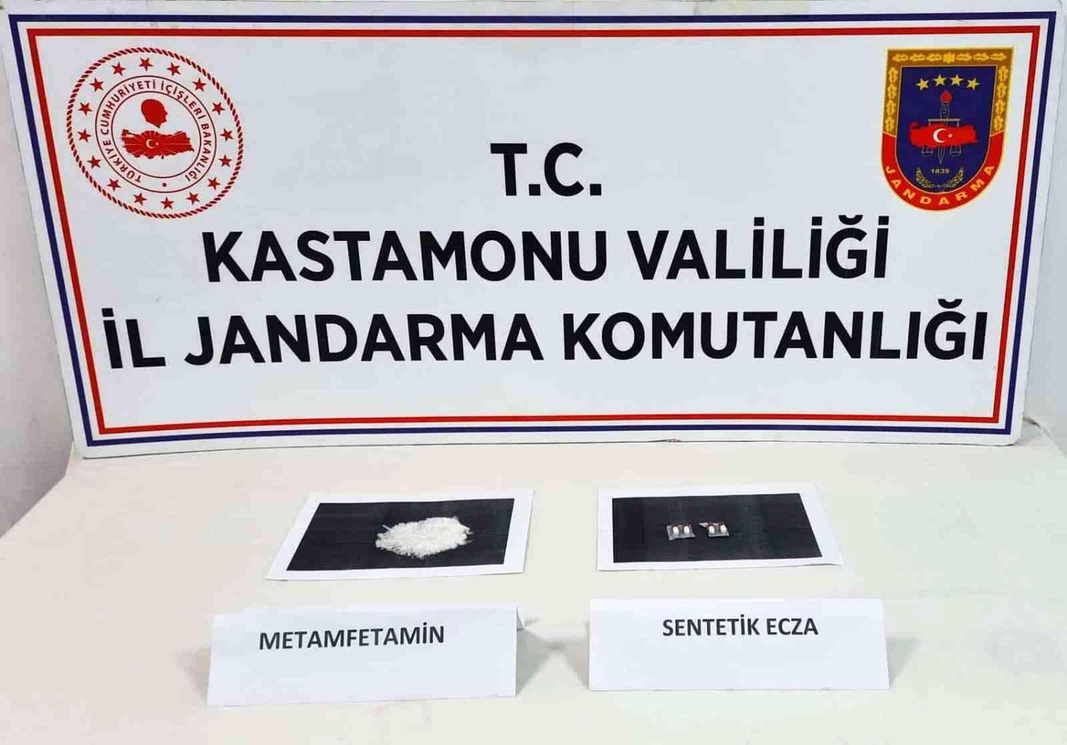 Jandarma ekiplerince uyuşturucu ticareti yapan 5 kişi gözaltına alındı