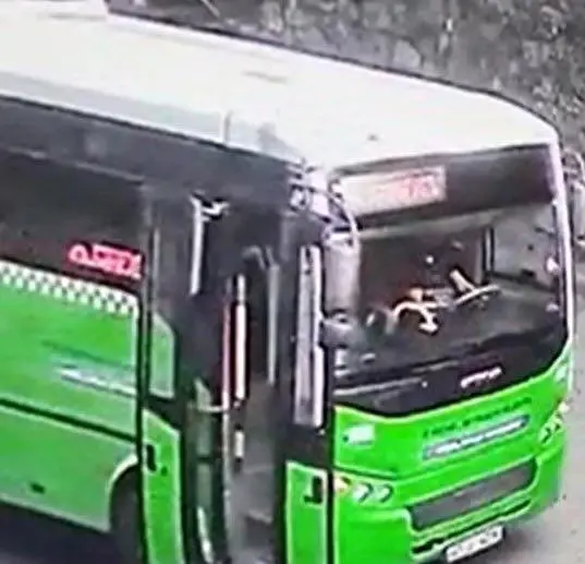 Kız arkadaşına bakan genci bıçakladı, herkesi indirip otobüsü kaçırdı