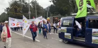 Kolombiya'da Cumhurbaşkanı Gustavo Petro'ya görevdeki 100. gününde destek gösterisi