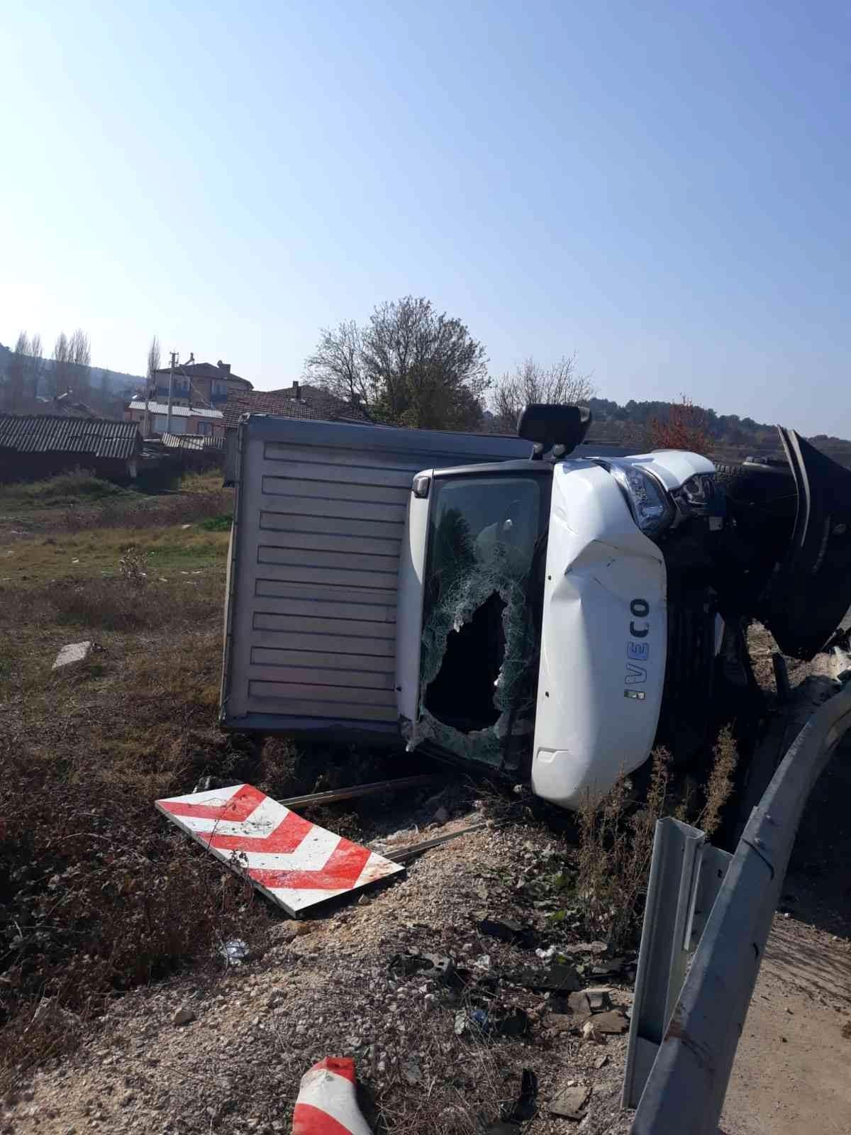Kontrolden çıkan kamyonet devrildi, sürücüsü yaralandı