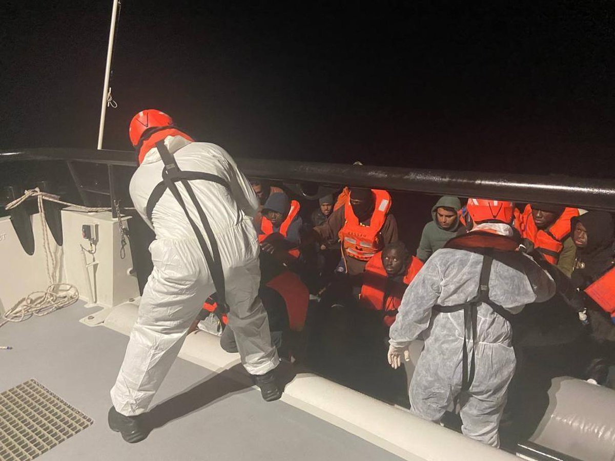 Kuşadası açıklarında 75 düzensiz göçmen kurtarıldı