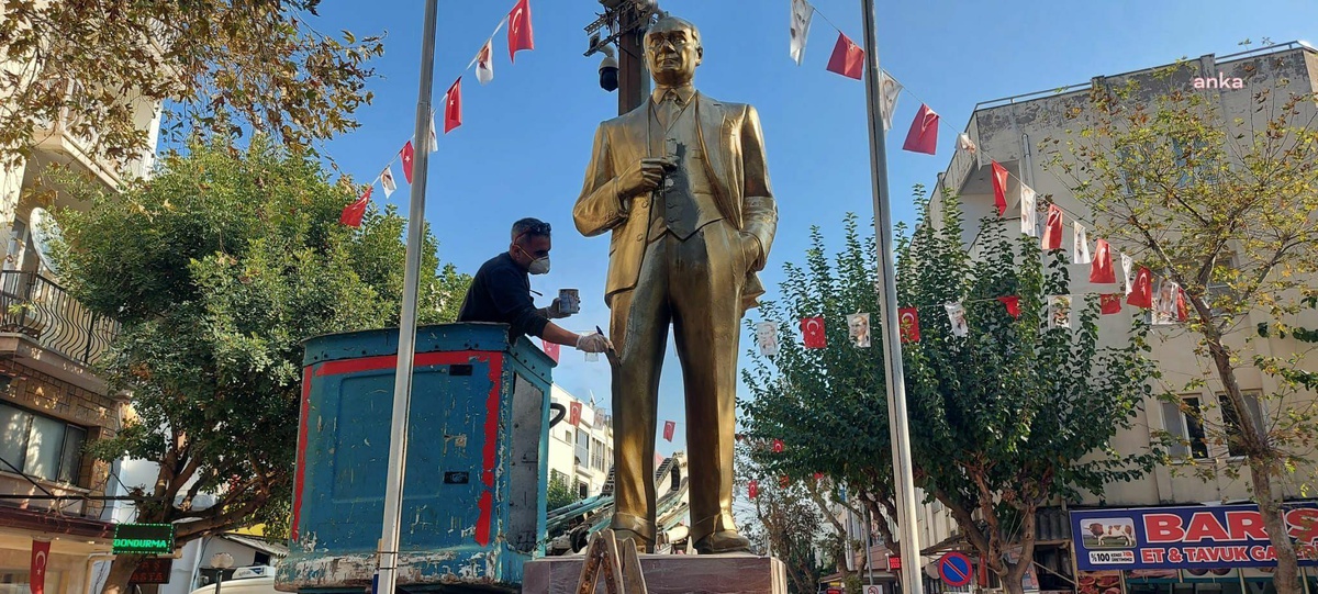 Kuşadası Belediyesi Kentteki Atatürk Anıtlarını Yenilemeyi Sürdürüyor