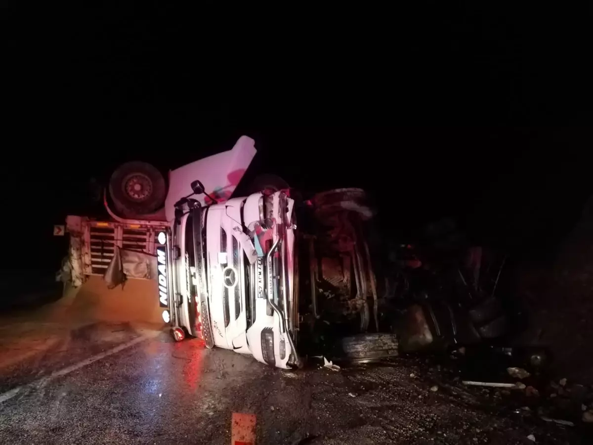 Malatya'da devrilen tırın sürücüsü yaralandı