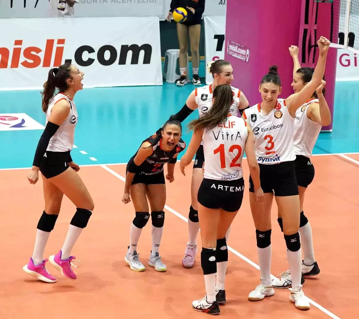 Misli.com Sultanlar Ligi: Eczacıbaşı Dynavit: 3 VakıfBank: 0