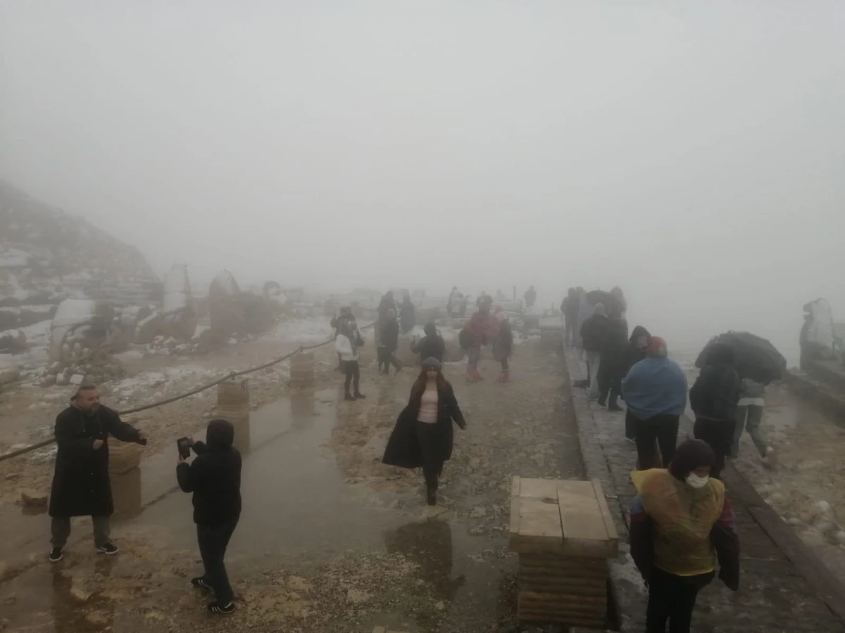 Nemrut Dağı\'na mevsimin ilk karı yağdı