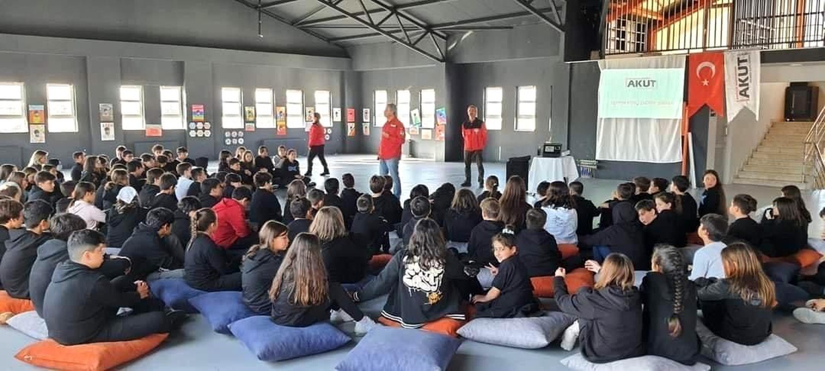 Ortaokul öğrencilerine "Deprem Bilinçlendirme Semineri" verildi