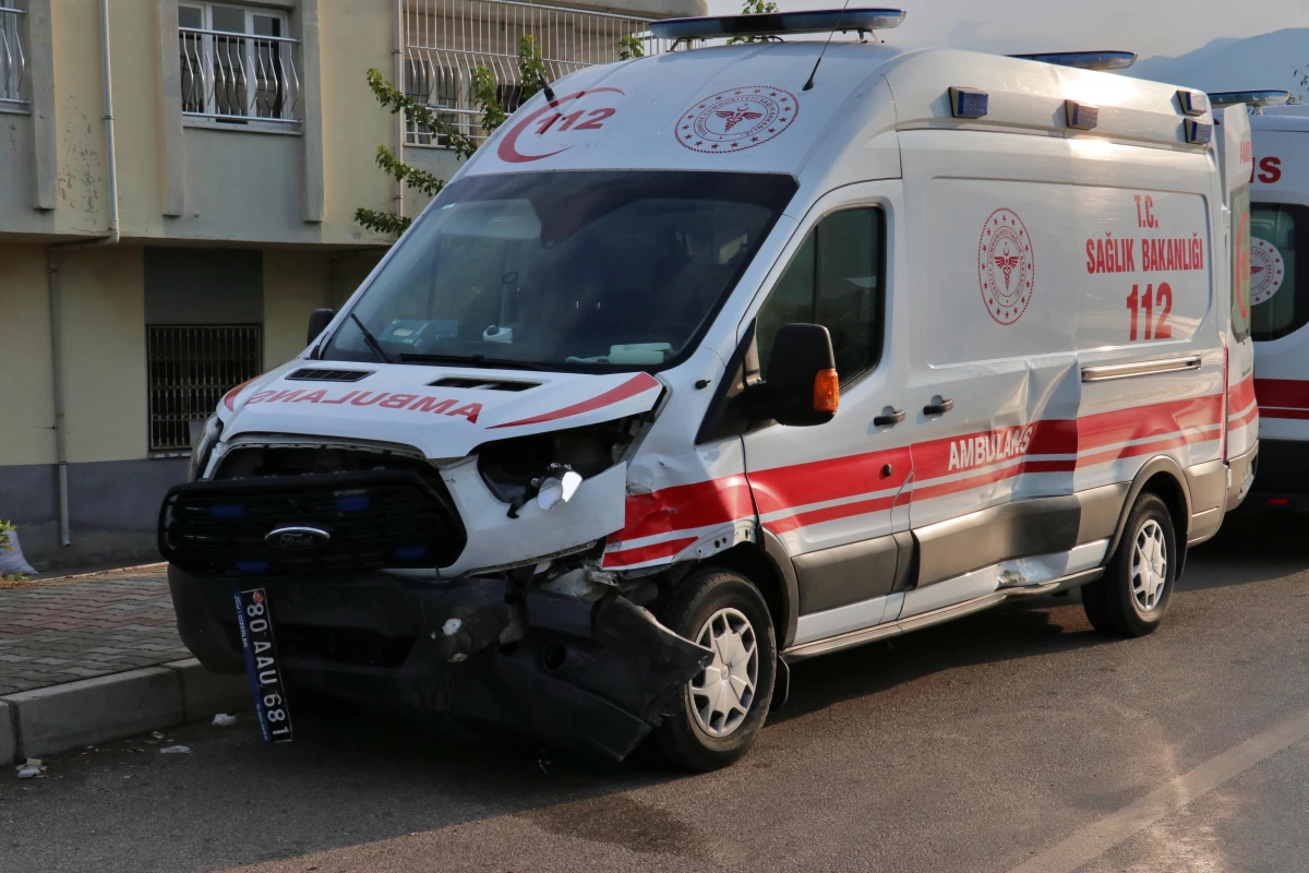 Osmaniye\'de ambulansla otomobilin çarpışması sonucu 5 kişi yaralandı