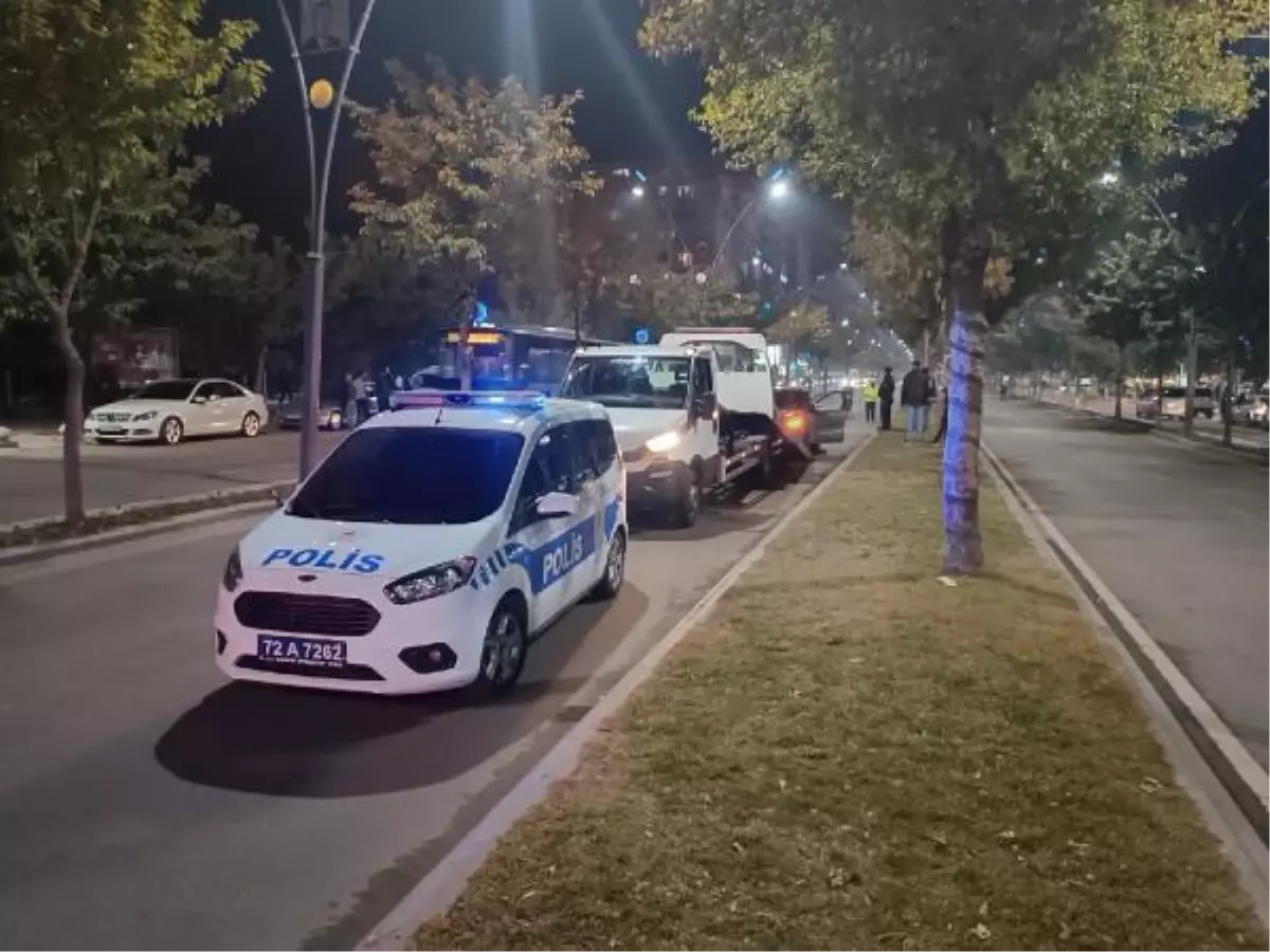 OTOMOBİLİN ÖNÜNÜ KESİP, 2 KİŞİYİ SİLAHLA YARALADI