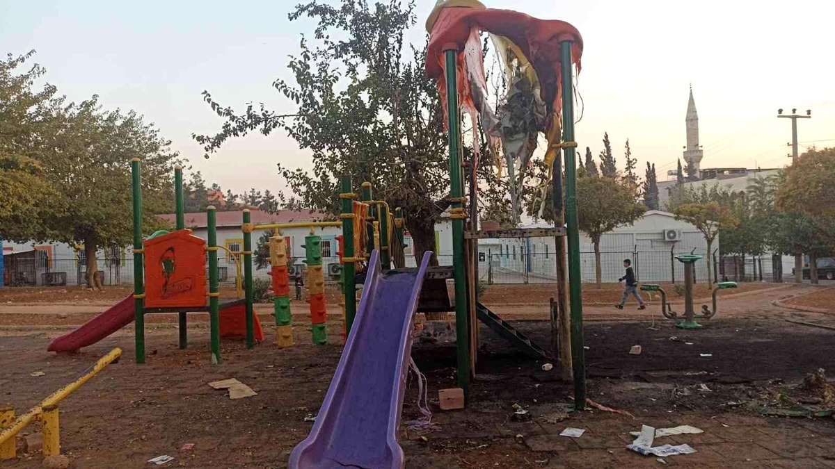Parktaki oyun gruplarını yakan 2 çocuk yakalandı