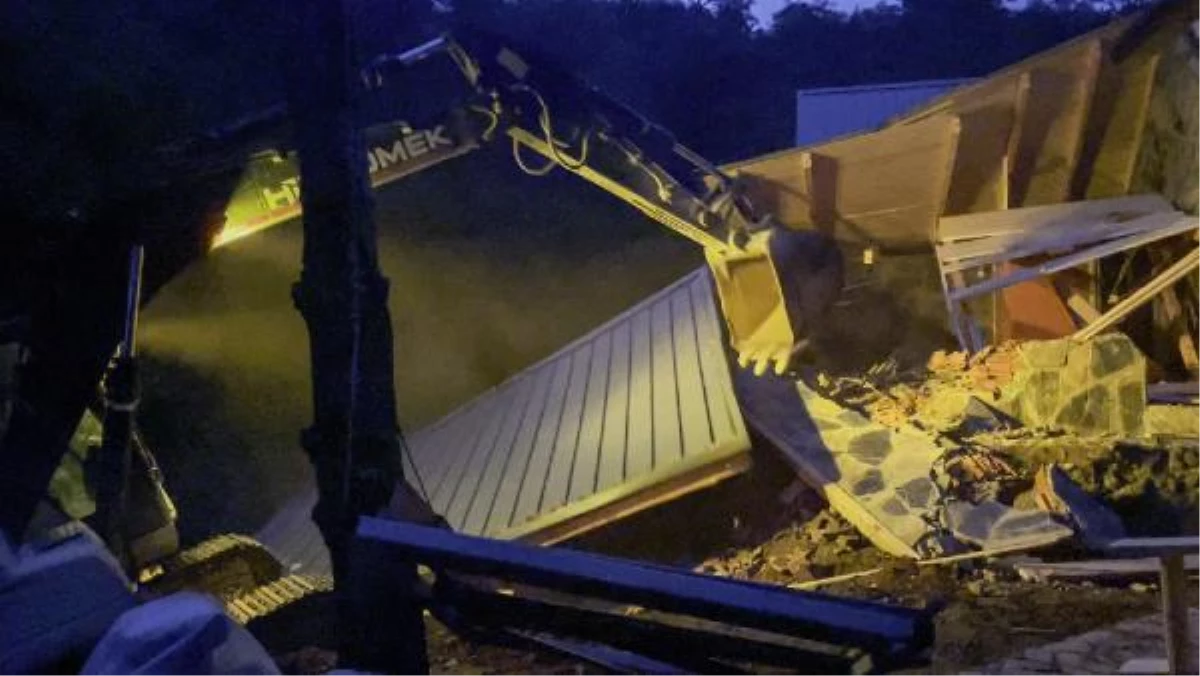 İnşaatı durdurulan 11 ruhsatsız bungalov yıkıldı