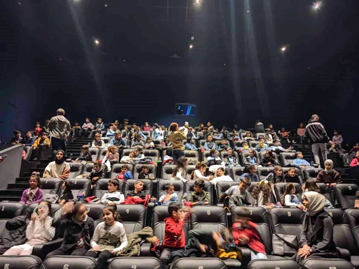 Sultangazi\'de çocuklara ücretsiz sinema gösterimi