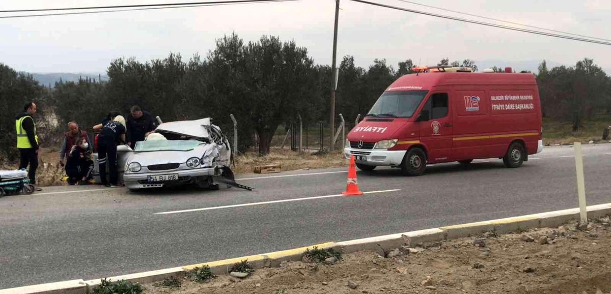 Takla atan otomobilde sıkışan 2 kişiyi itfaiye kurtardı