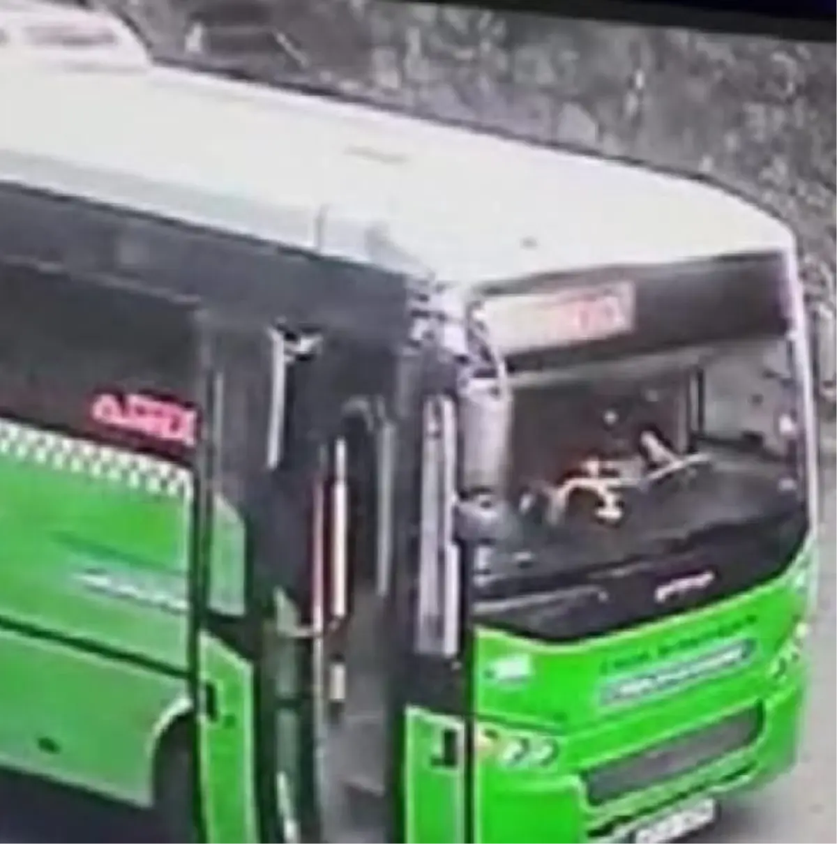 Tartıştığı yolcuyu bıçaklayıp, otobüsü gasbederek kaçtı