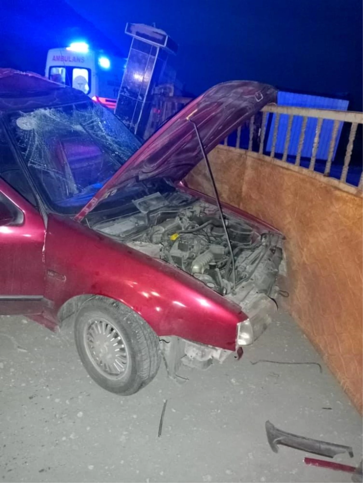 Tokat\'ta otomobil duvara çarptı: 1 ölü 2 yaralı