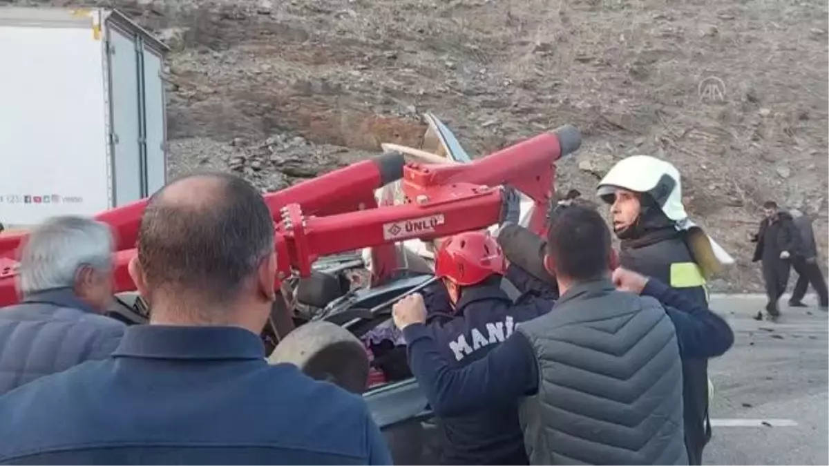 Traktöre çarpan otomobildeki bir kişi öldü