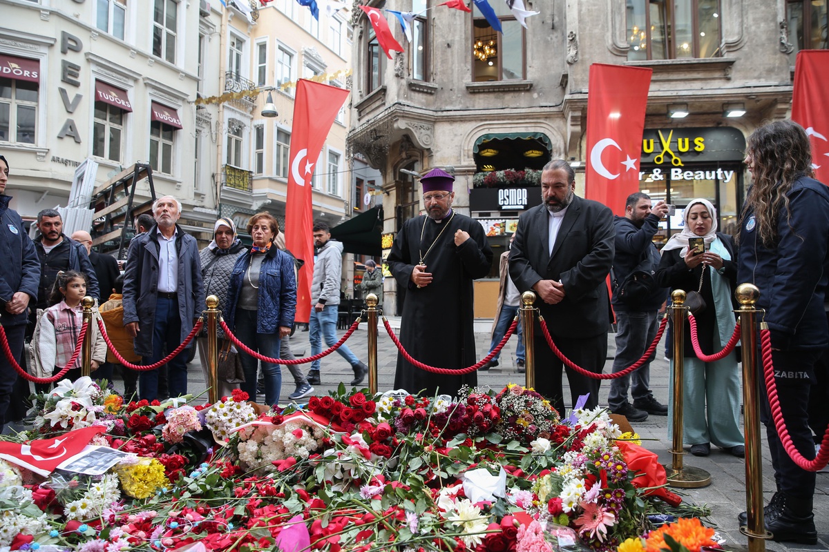 Türkiye Ermenileri Patriği Maşalyan, terör saldırısında yaşamını yitirenleri İstiklal Caddesi\'nde andı
