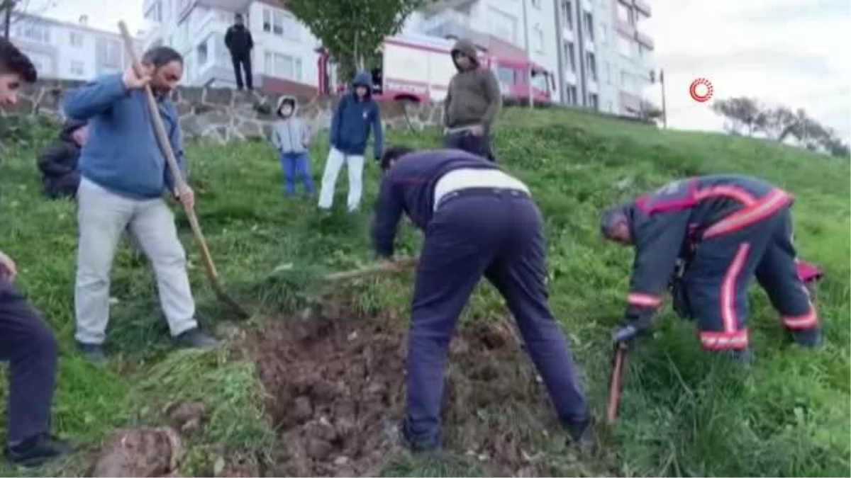 Yağmur suyu hattına sıkışan kedi böyle kurtarıldı