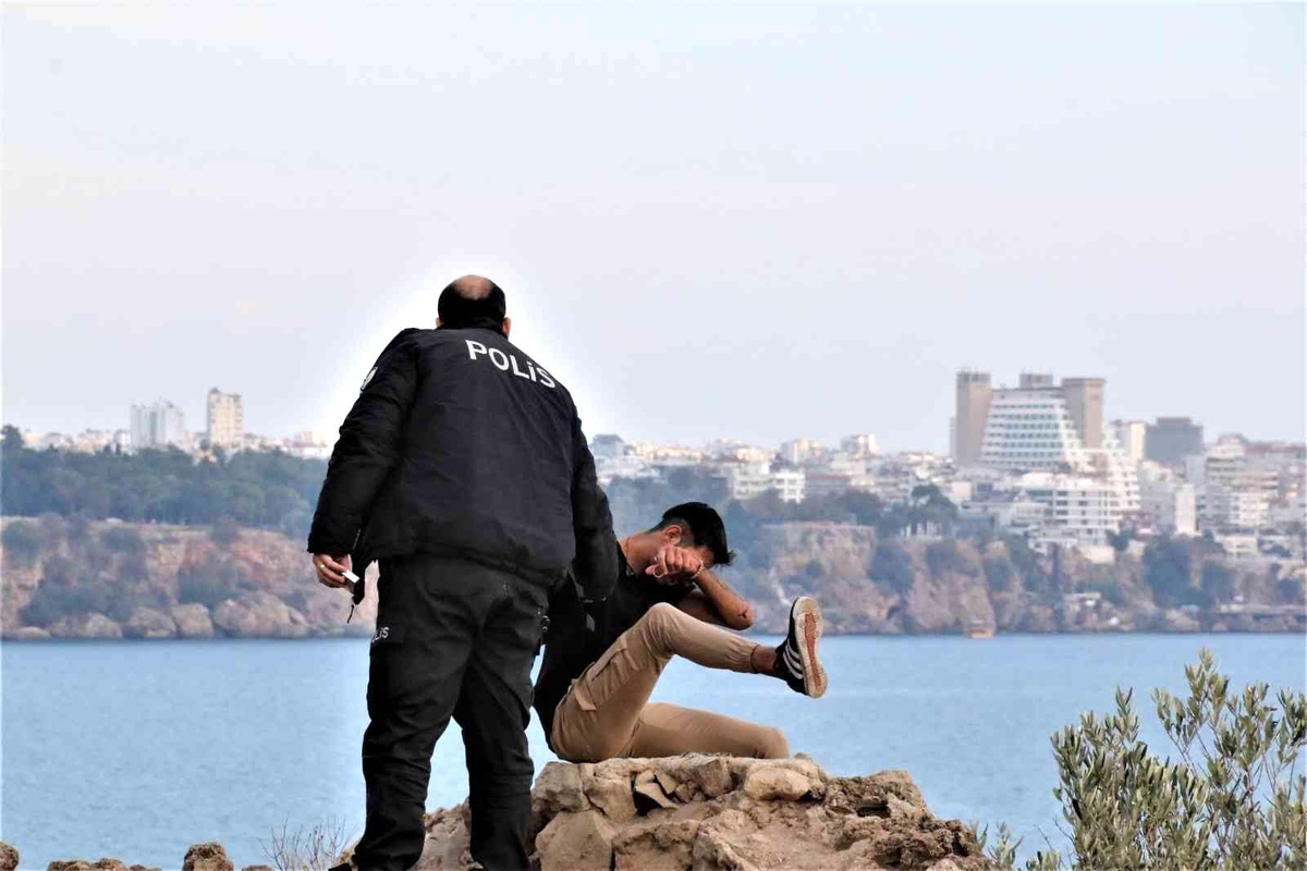 40 metrelik falezin ucunda intihar girişimi film izler gibi izlediler