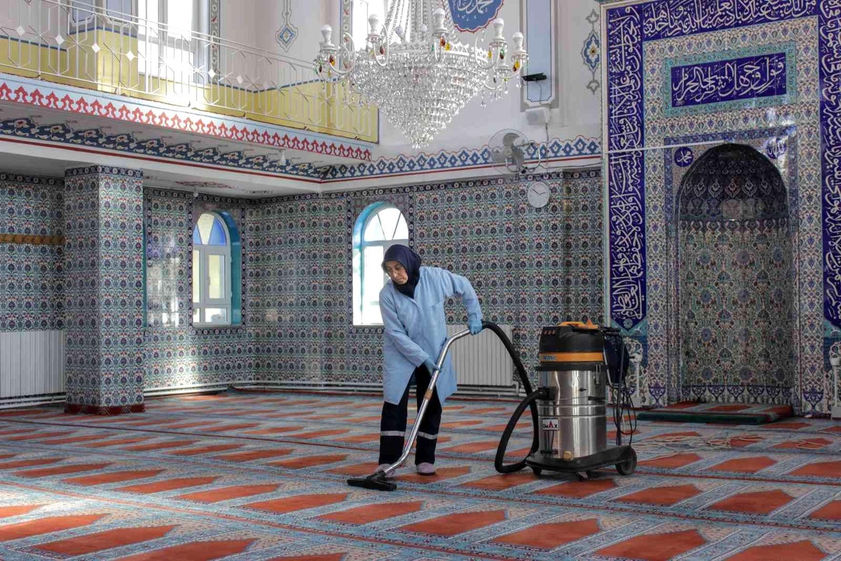 Belediyeden camilere temizlik hizmeti