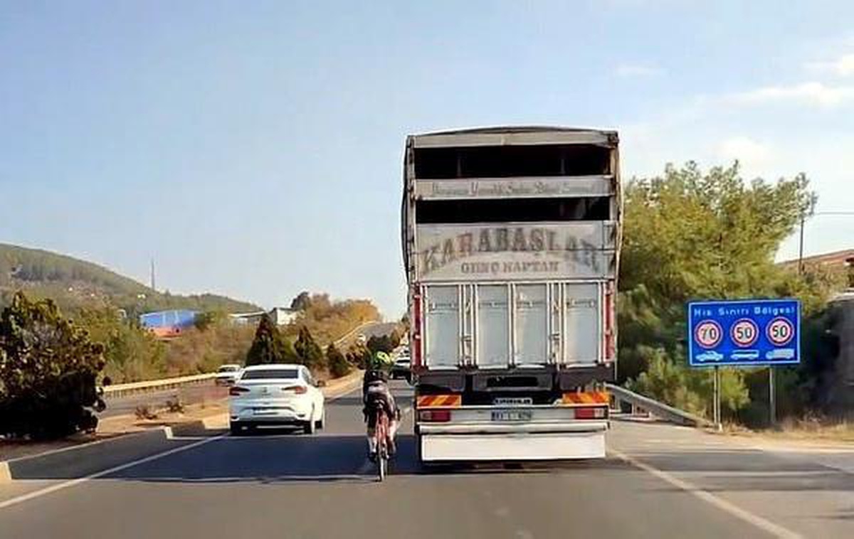 Bisikletlinin tehlikeli yolculuğu kamerada