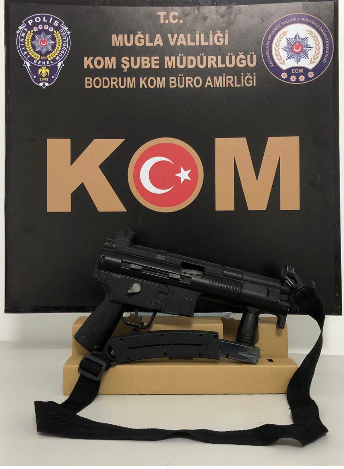 Bodrum\'da mezarlığa gömülü uzun namlulu silah ele geçirildi