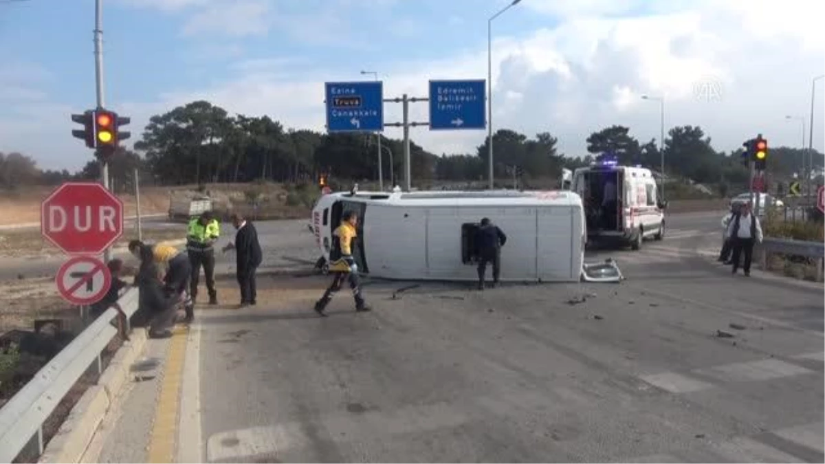 ÇANAKKALE - Minibüs ile otomobilin çarpıştığı kazada 6 kişi yaralandı