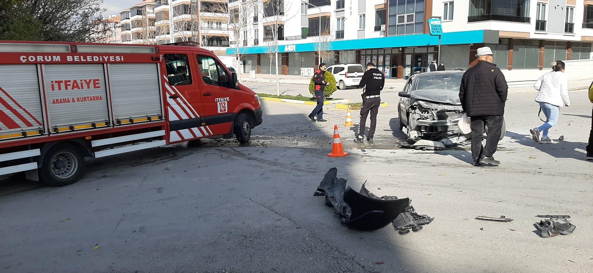 Çorum\'da çarpışan 2 otomobildeki 3 kişi yaralandı