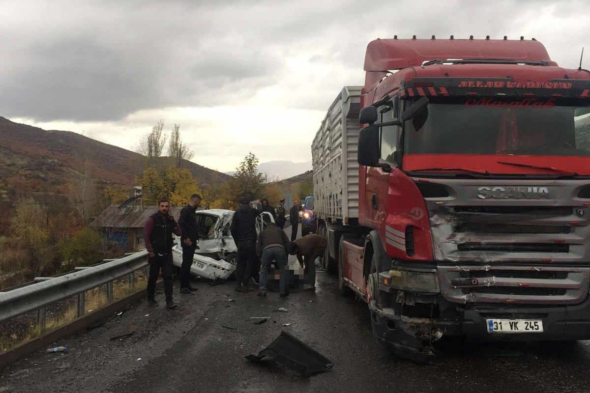 Elazığ\'da tır ile çarpışan otomobildeki 1 kişi öldü, 1 kişi yaralandı