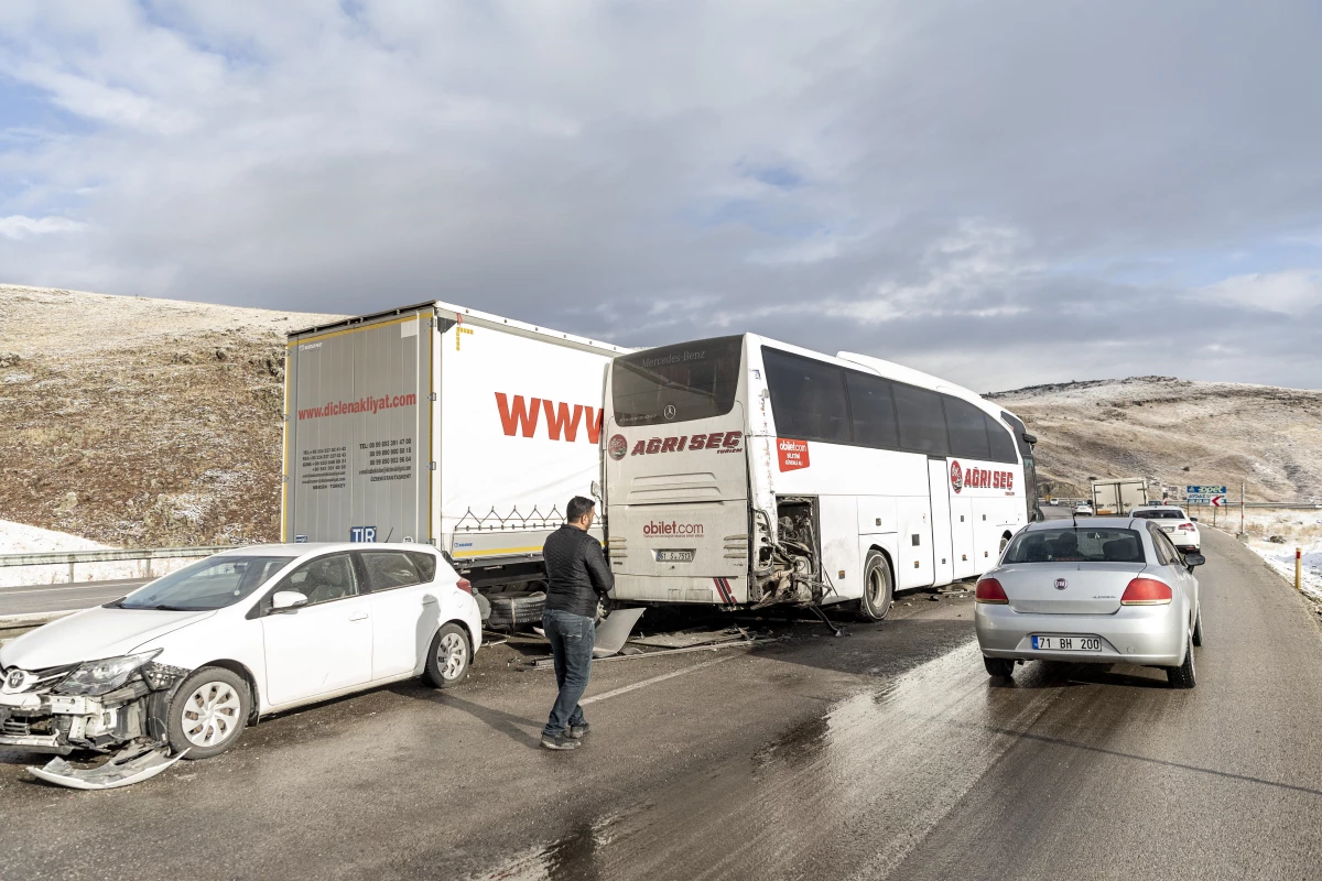 Erzurum\'da otobüs, 3 tır ve otomobilin karıştığı kazada 5 kişi yaralandı