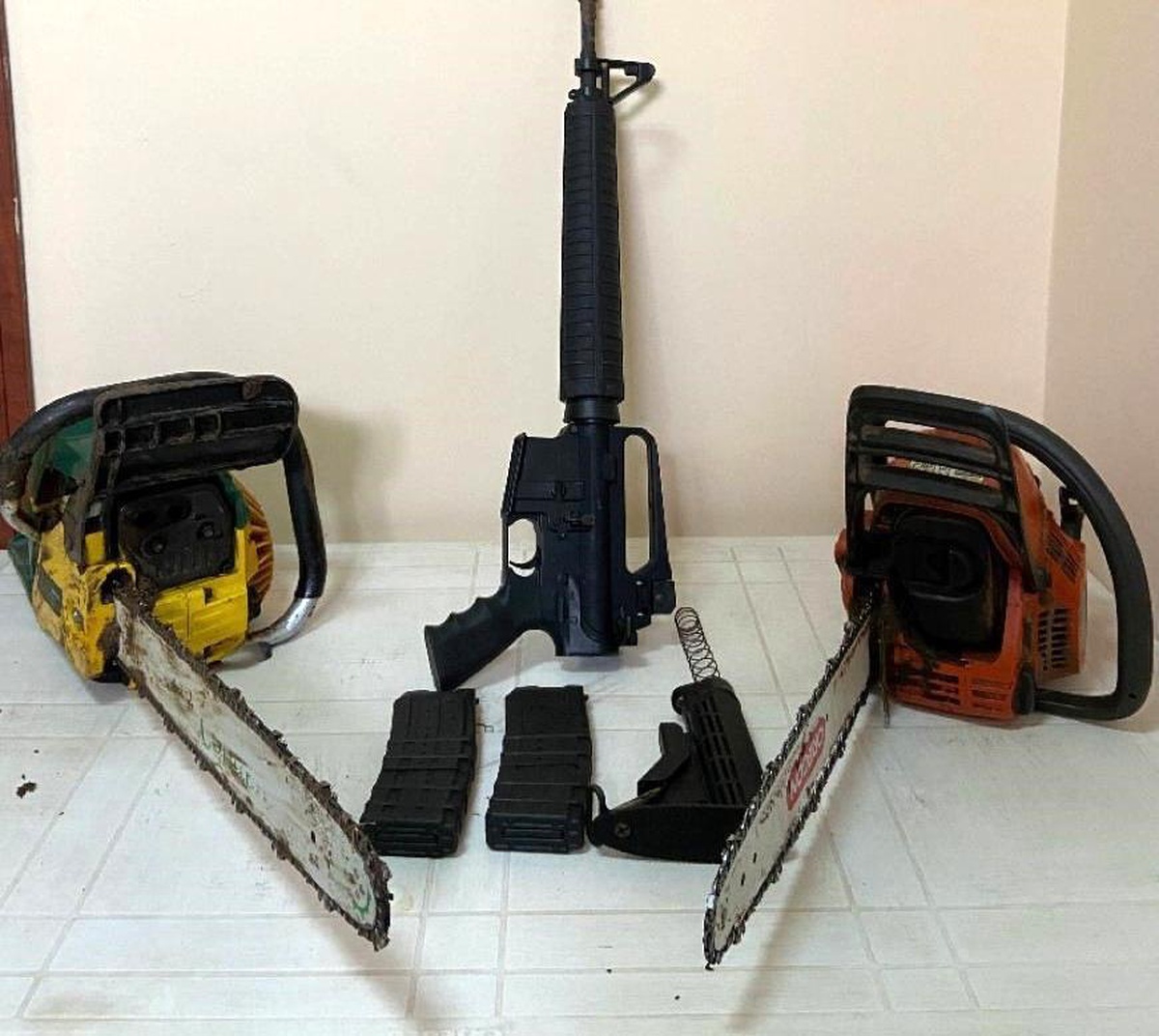 Evlerden av tüfeği ve odun kesme makineleri çalan şüpheliler yakalandı