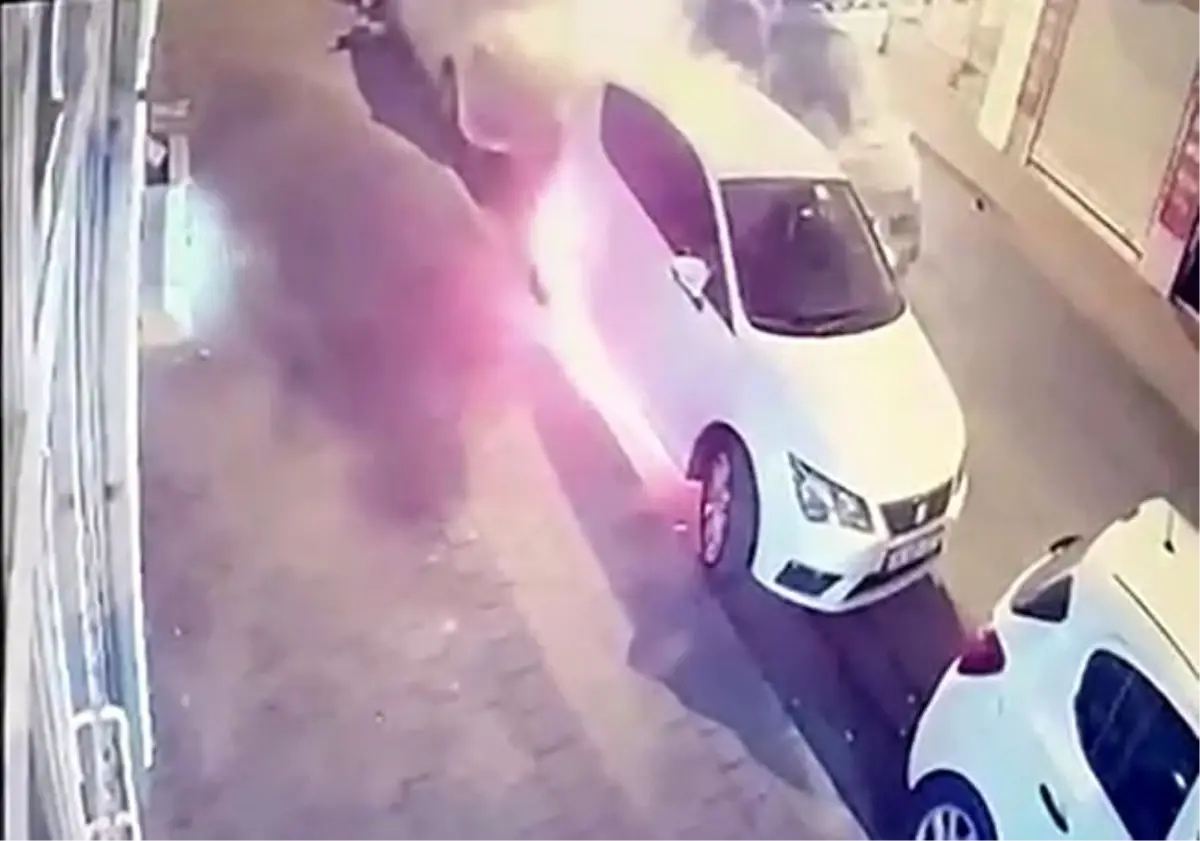 Fatih\'te bir araçta başlayan ve 4 araçta devam eden yangının başladığı anlar kamerada